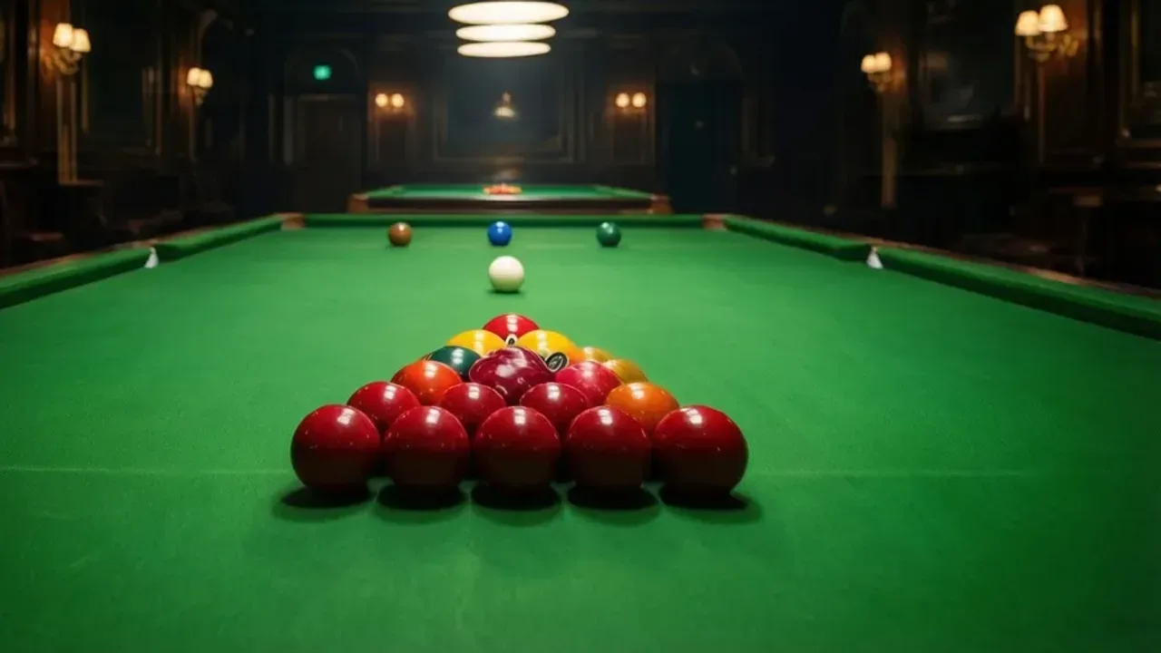 Snooker zasady: Kompletny przewodnik po grze i mistrzostwach świata Profesjonalny stół do snookera z kolorowymi bilami w trójkącie, ilustrujący snooker zasady gry.
